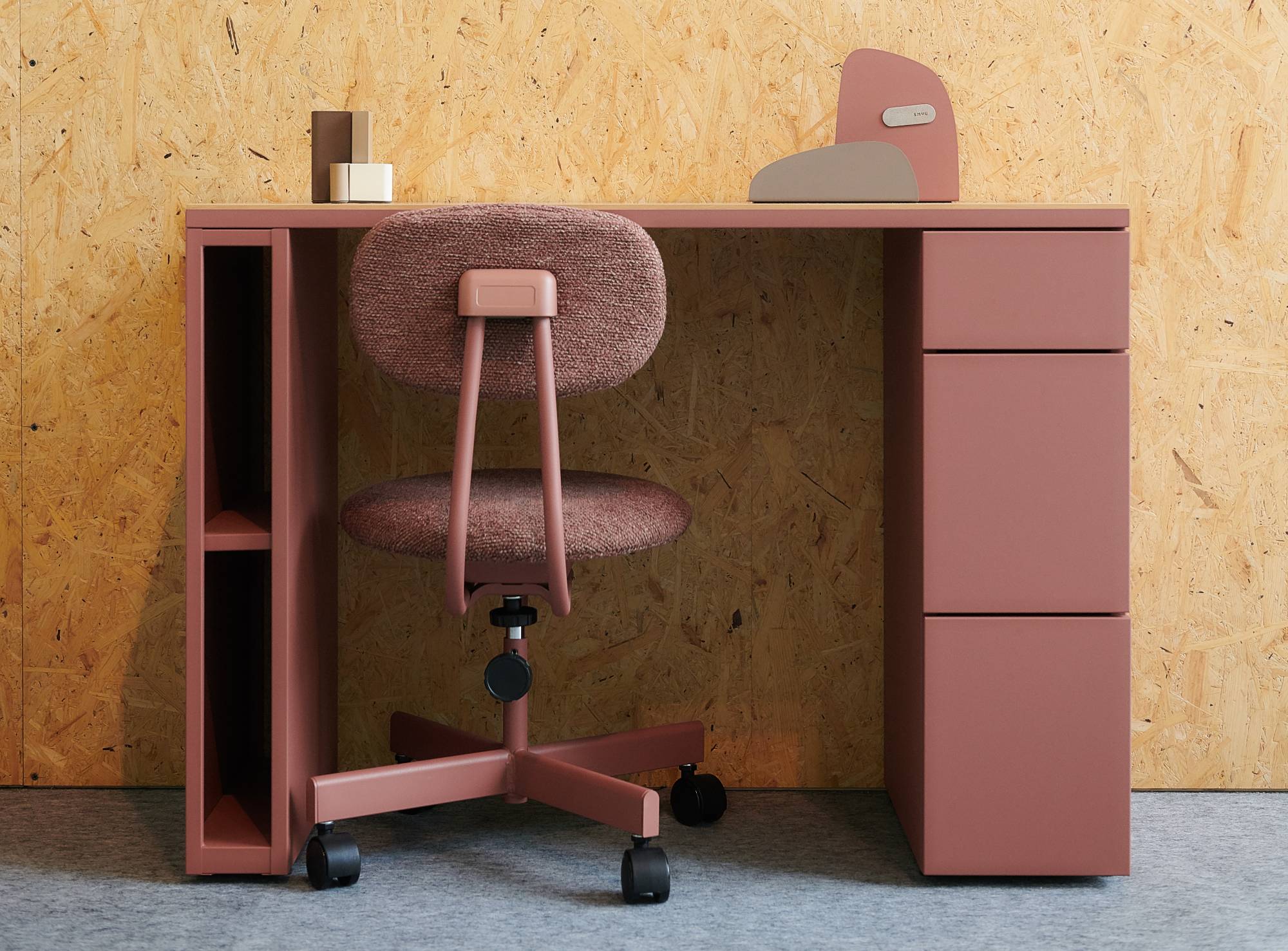 Re-Born office goods: The 1518 Jim Chair made by Noritsuisu and Jim Desk by Alps Steel are creatively directed by product designer Ryota Yokozeki.